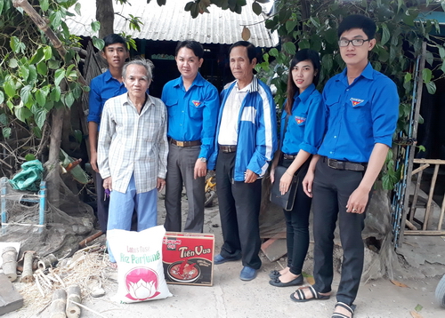 ĐVTN đến thăm hỏi và hỗ trợ cụ già cao tuổi neo đơn do Đoàn Thanh niên phụng dưỡng tránh bão